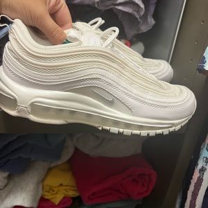 Womens white nike tennis shoe 8.5